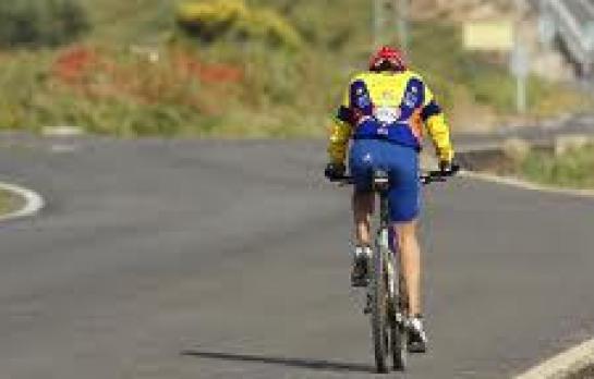 Ciclista-carretera-seguridad-vial_EDEIMA20110415_0004_1.jpg