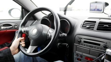 Conductor-coche-carretera-seguridad-vial_EDEIMA20110303_0016_1.jpg