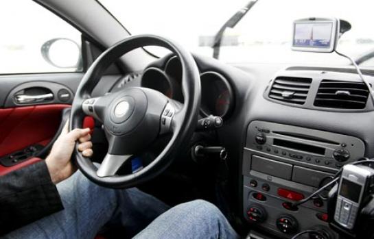 Conductor-coche-carretera-seguridad-vial_EDEIMA20110303_0016_1.jpg