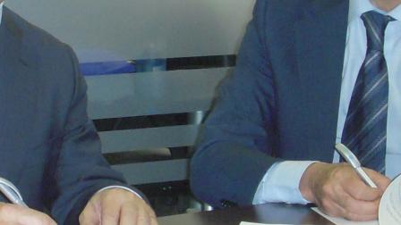 Javier-Iscar-Alejandro-Pinto-firma_EDEIMA20120719_0001_1.jpg