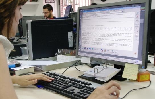 Oficinatrabajadoreslaboraltrabajadorasordenador_EDEIMA20120125_0013_1.jpg