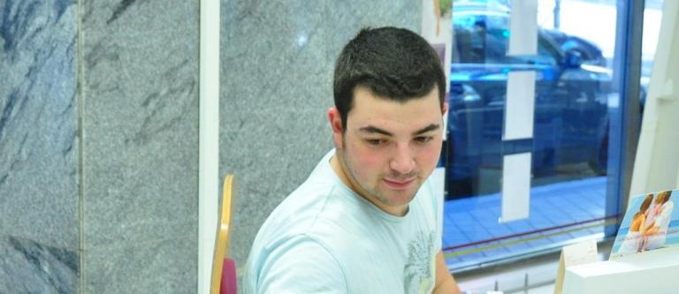 Trabajdor-joven_EDEIMA20110829_0002_1.jpg