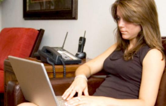 trabajadora-navegando-internet_EDEIMA20110706_0013_1.jpg