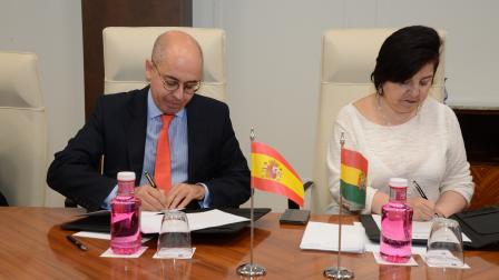 Foto firma convenio OCP-UIF. 25 de octubre 2018