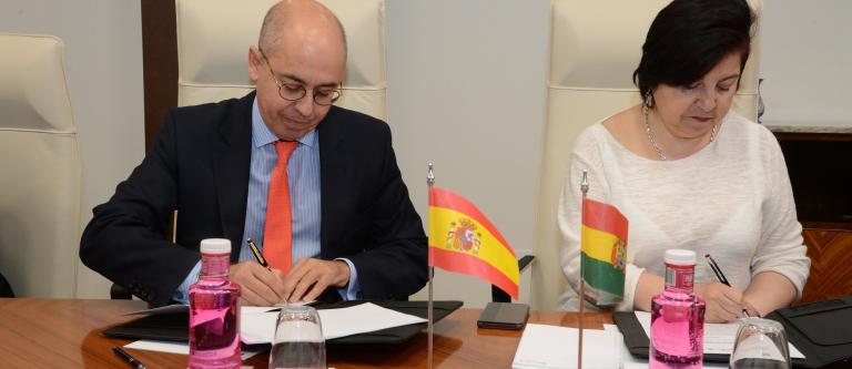 Foto firma convenio OCP-UIF. 25 de octubre 2018