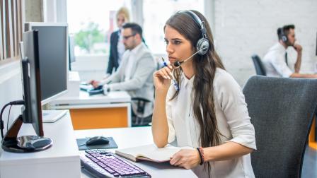 Trabajador-becario-laboral-call center