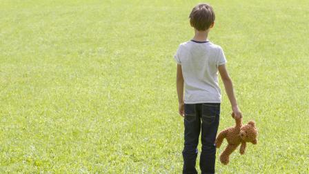 Niño-menor-huerfano