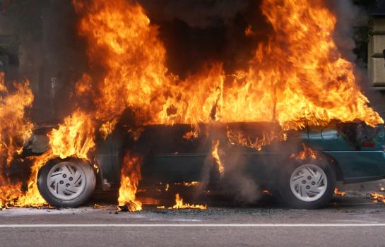 Coche incendiado en garaje