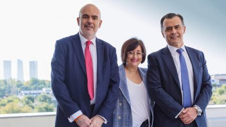 De izq. a dcha. César Mejías, Paloma Llaneza y Santiago Gómez Sancha