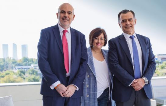 De izq. a dcha. César Mejías, Paloma Llaneza y Santiago Gómez Sancha