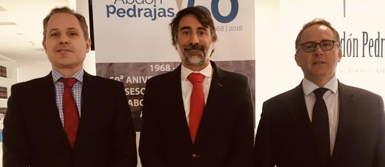 izquierda a derecha: Antonio Pedrajas, socio director de Abdón Pedrajas, Javier Thibault, e Iván López García de la Riva, director del área Laboral de Abdón Pedrajas