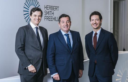 Herbert Smith Freehills integra despacho Arias