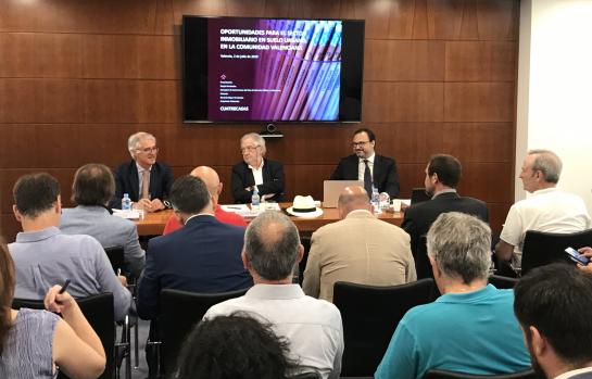 De izquierda a derecha, Juan Grima, Gerardo Roger y Sergio Fernández.