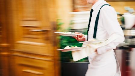 Trabajador-camarero-hosteleria