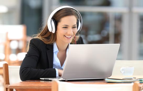 Trabajador-videollamada