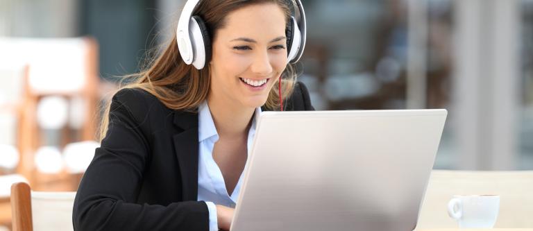 Trabajador-videollamada