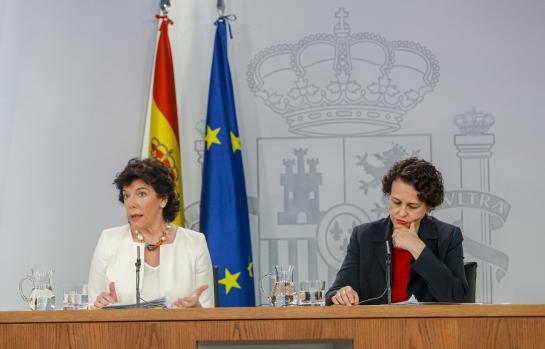 Isabel Celaá y Magdalena Valerio en la rueda de prensa del Consejo de Ministros