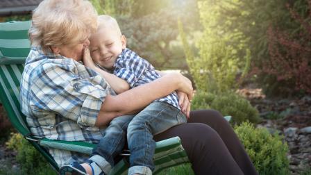 Abuela con su nieto