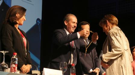 Lara impone a Ortega la Medalla de Honor de ICAMÁLAGA