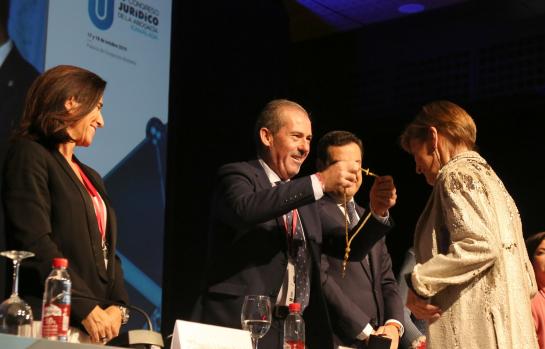 Lara impone a Ortega la Medalla de Honor de ICAMÁLAGA