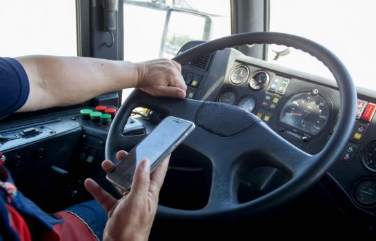 Conductor utilizando teléfono móvil