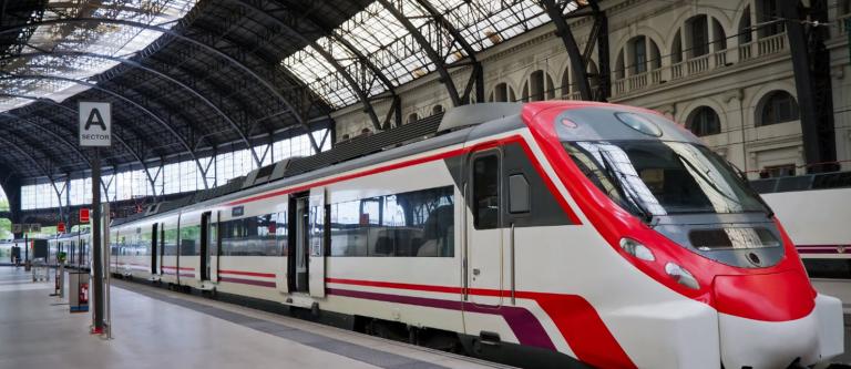 Tren de viajeros y billete