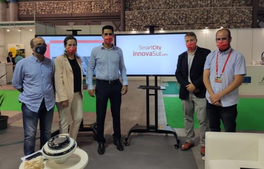 Juan José Prieto (junto al panel a la izquierda), CEO de InnovaSur, en la XI Edición del Greencities con su equipo para presentar la plataforma In4City