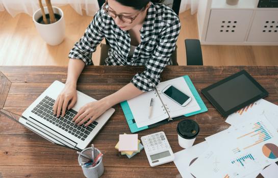 Mujer trabaja desde casa