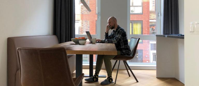 Autonomo teletrabajando