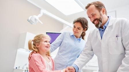 acompañar menor medico