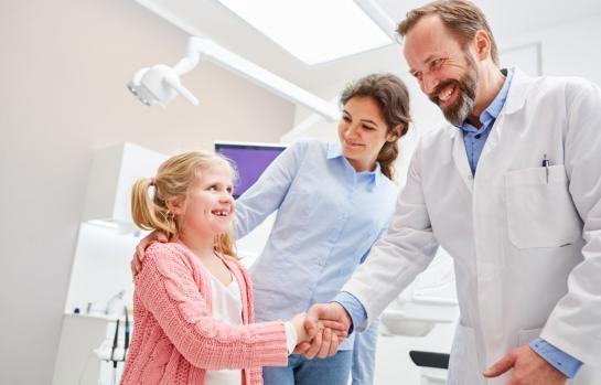 acompañar menor medico