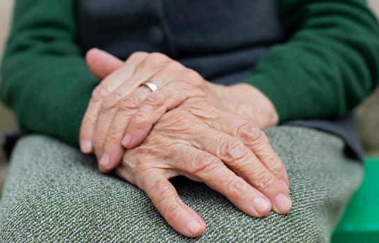 Close,Up,Picture,Of,Elderly,Hands,Of,A,Widowed,Woman