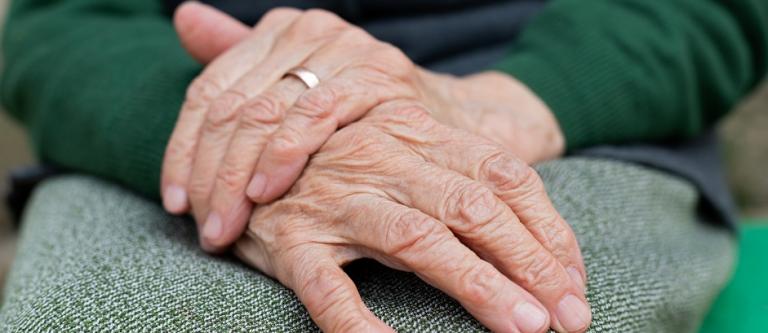 Close,Up,Picture,Of,Elderly,Hands,Of,A,Widowed,Woman