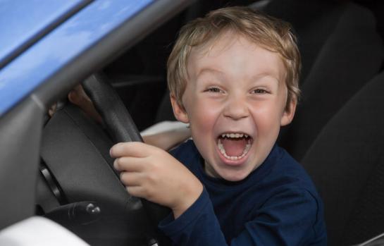 Niño conduciendo