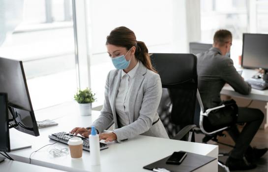 Trabajador_mochila austriaca_imagen