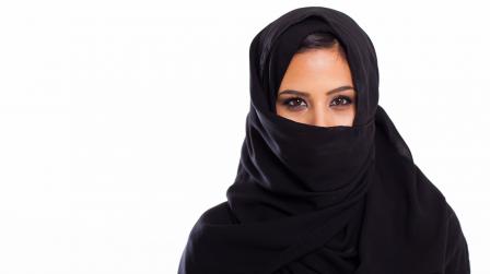 Trabajadora con velo