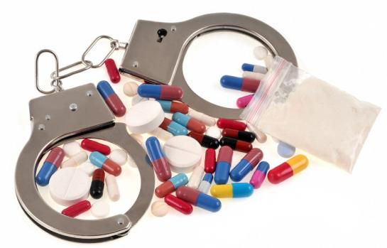Drug,Trafficking,Concept,With,Handcuffs,,Drugs,And,A,Sachet,Of