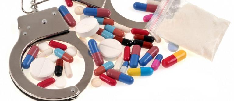 Drug,Trafficking,Concept,With,Handcuffs,,Drugs,And,A,Sachet,Of