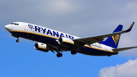 Frankfurt,germany-apr,29:,Ryanair,Boeing,737,Lands,At,Airport,On,April