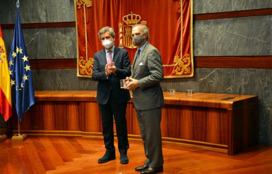 José Maria Alonso recibe de manos de Carlos Lesmes el premio Calidad de la Justicia concedido al departamento de Defensa de la Abogacía del ICAM – © Comunicación CGPJ