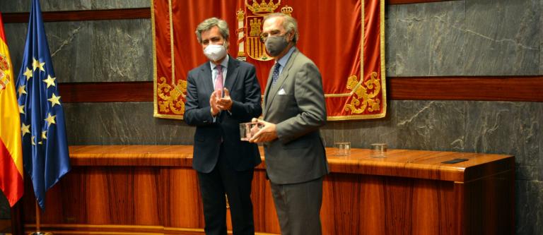 José Maria Alonso recibe de manos de Carlos Lesmes el premio Calidad de la Justicia concedido al departamento de Defensa de la Abogacía del ICAM – © Comunicación CGPJ