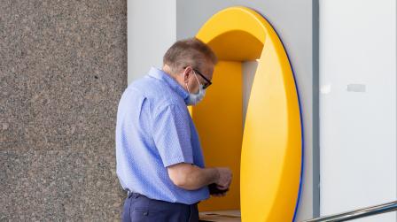 Mayor en un banco_img