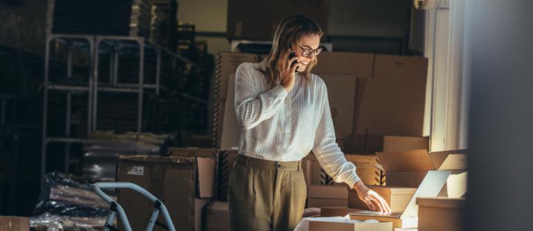 Female,Online,Seller,Confirming,Orders,From,Customer,On,The,Phone.