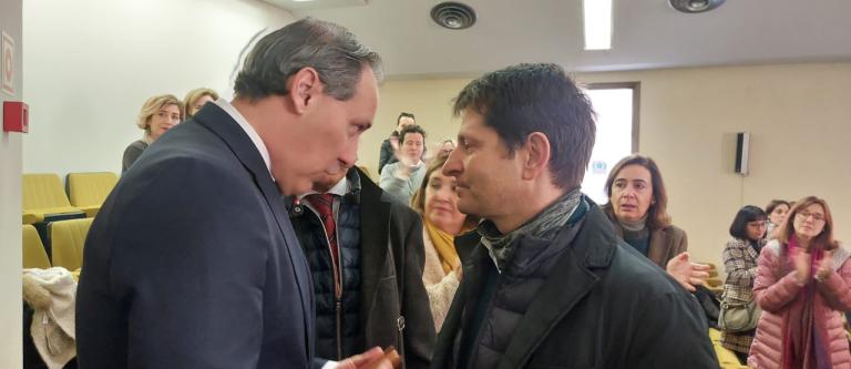 Eugenio Ribón conversa con un portavoz y representante del Comité de Huelga LAJ_img