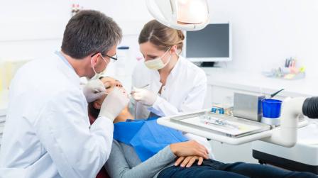 TRADE y trabajador de clinica dental_img