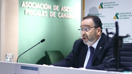 Juan Luis Alayón junto a la escultura galardón_img