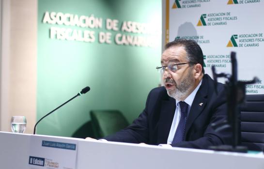 Juan Luis Alayón junto a la escultura galardón_img