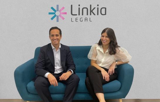 Sergio Román y Carmen López, socios Linkia Legal_img