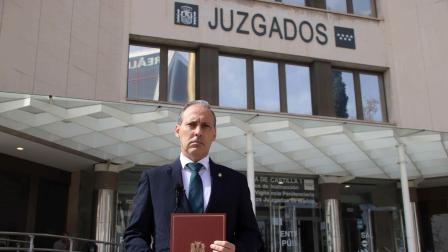 _El decano Eugenio Ribón en el momento de presentar la denuncia del ICAM por revelación de secretos_img