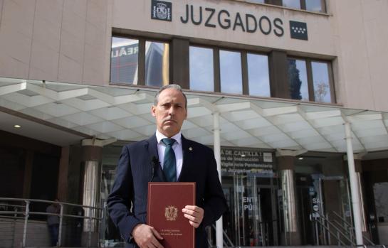 _El decano Eugenio Ribón en el momento de presentar la denuncia del ICAM por revelación de secretos_img